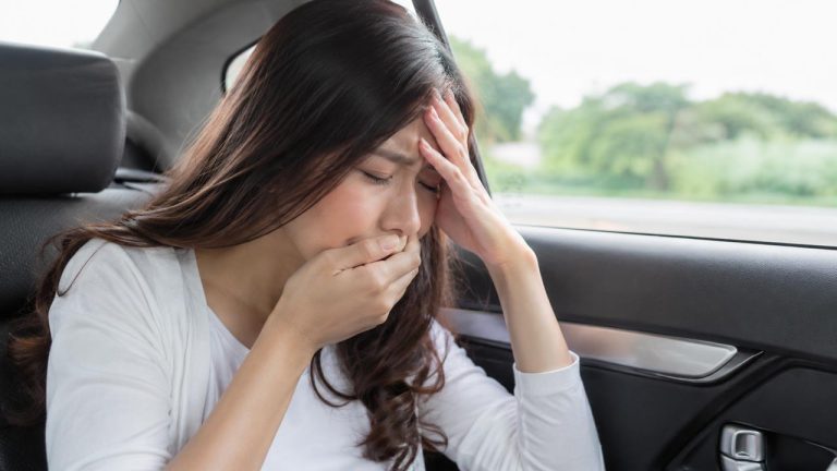 Mẹo tránh say xe say tàu khi đi xa cho người thường xuyên bị say xe ô tô