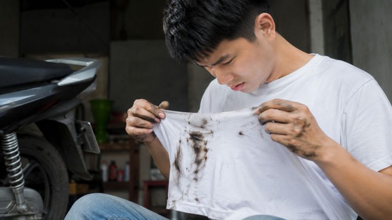 Mẹo xử lý áo bị dính dầu nhớt với các cách làm sạch hiệu quả tại nhà