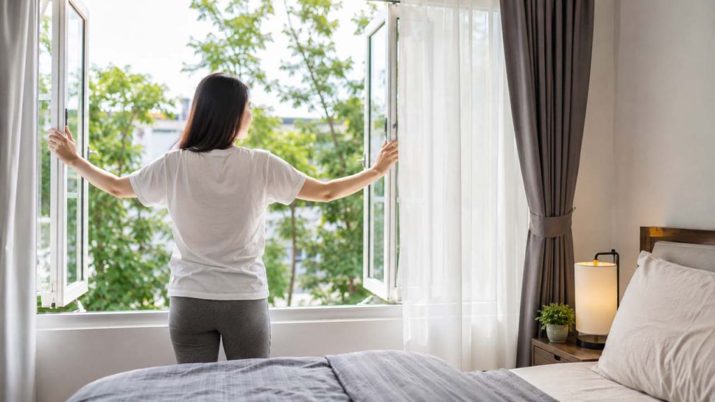 Mở cửa để không khí lưu thông giúp khử mùi khói nhang