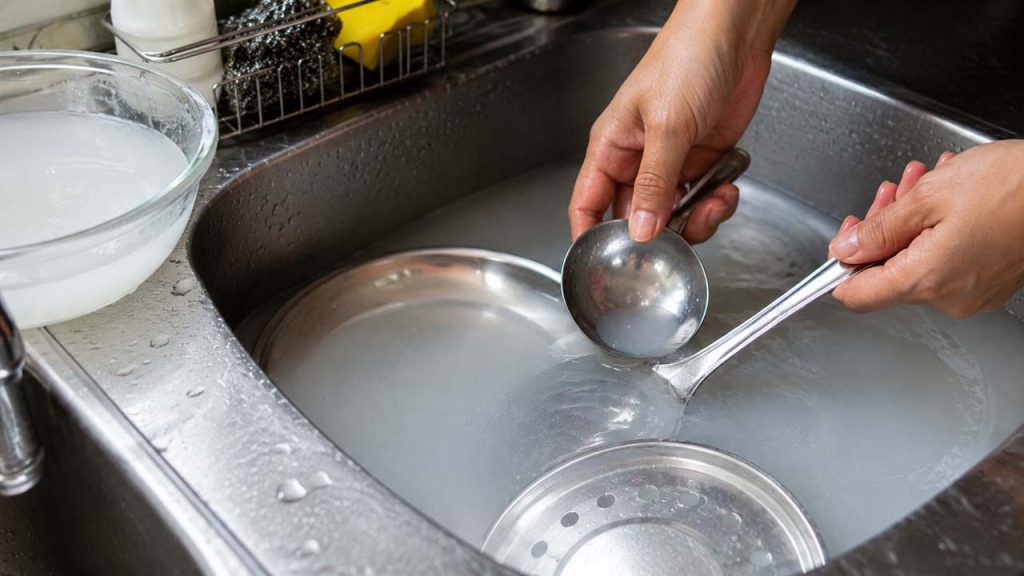 Dùng nước vo gạo khử mùi tanh trên thớt và dụng cụ nhà bếp