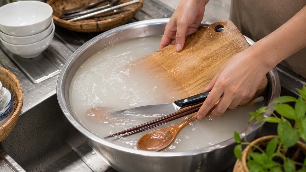 Dùng nước vo gạo làm sạch đồ dùng bằng kim loại