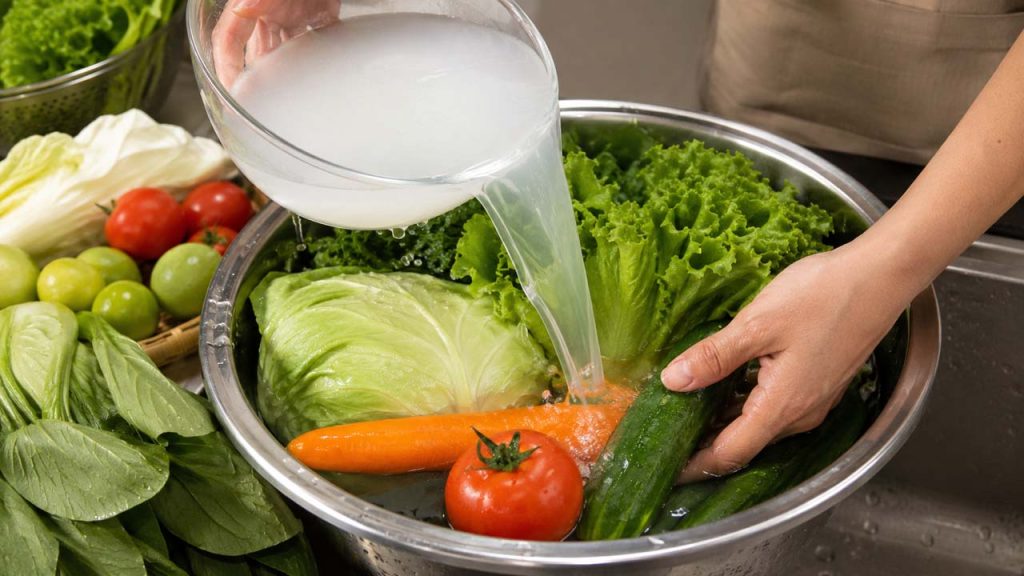 Ngâm rau củ quả bằng nước vo gạo trước khi chế biến