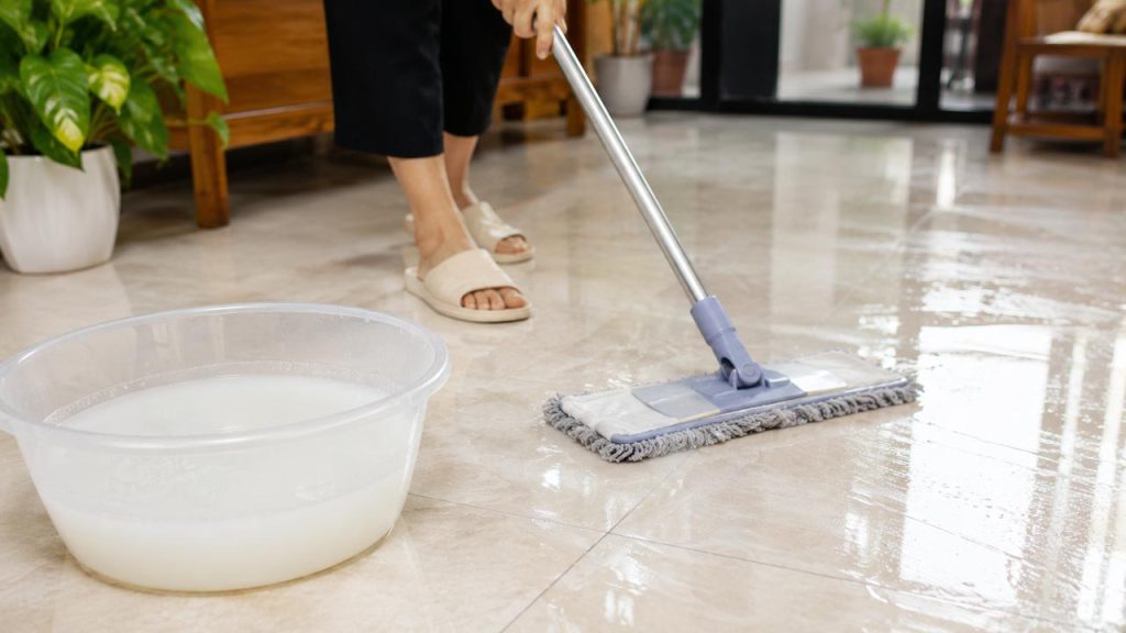 Dùng nước vo gạo vệ sinh sàn nhà sạch sẽ hơn