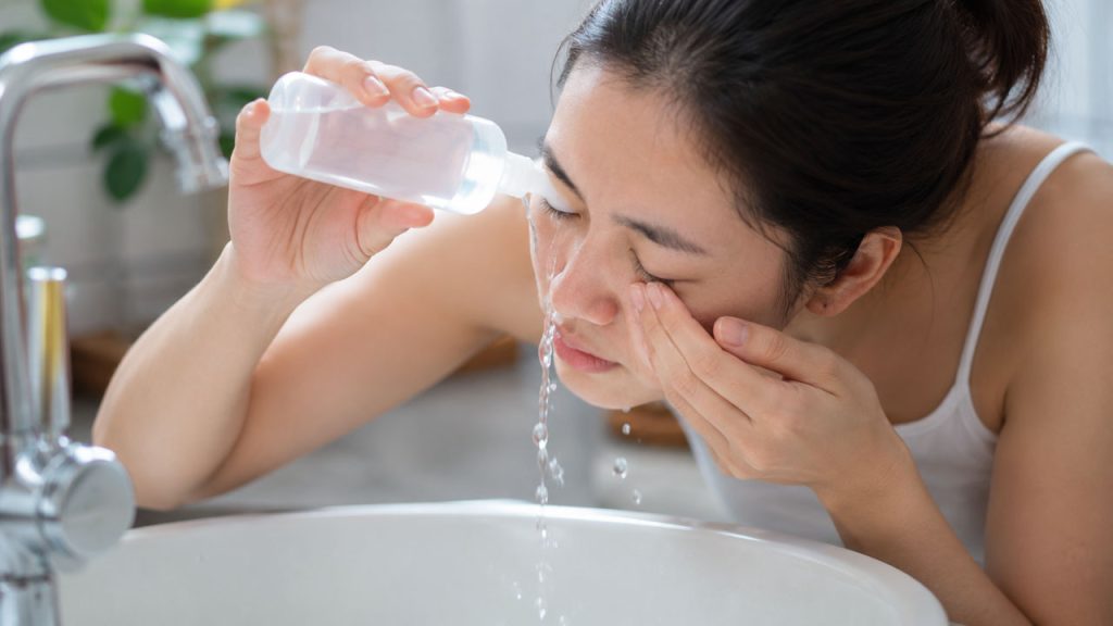 Rửa mắt bằng nước sạch hoặc nước muối sinh lý giúp loại bỏ bụi trong mắt