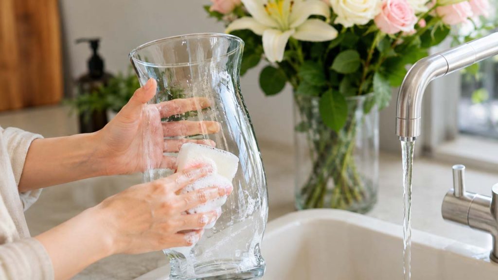 Bình hoa thủy tinh được rửa sạch trước khi sử dụng