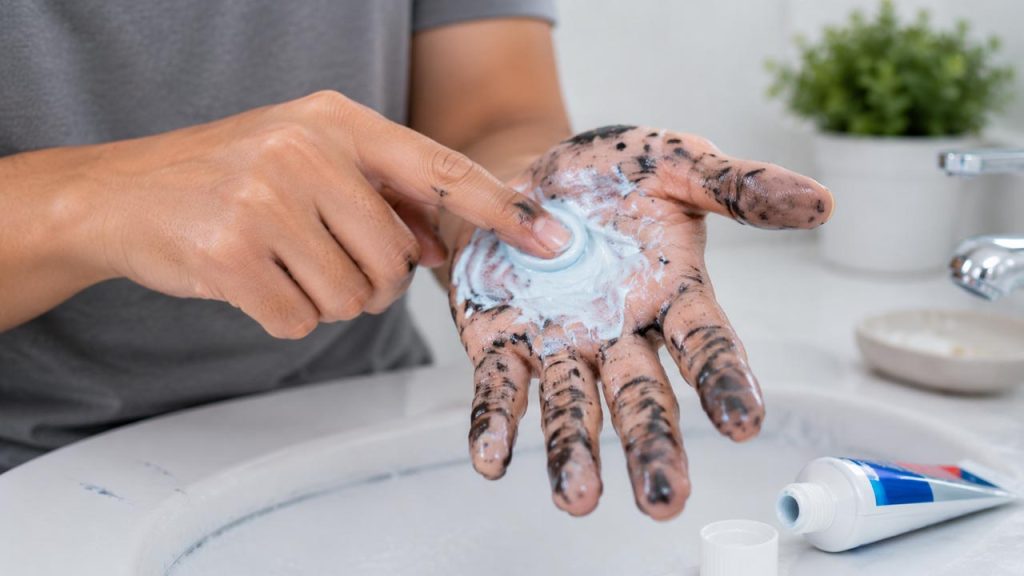Sử dụng kem đánh răng để tẩy vết sơn trên tay