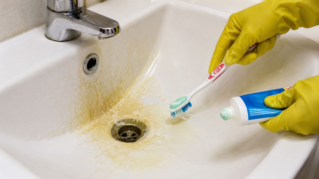 Sử dụng kem đánh răng để làm sạch bồn rửa mặt bị ố vàng