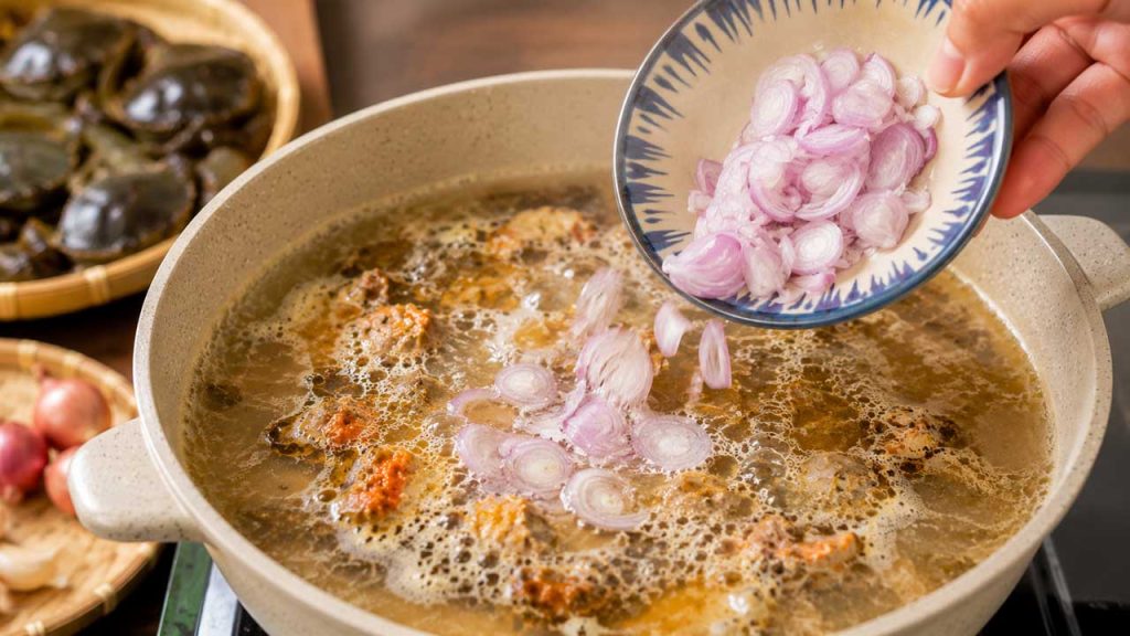 Hành tím giúp khử mùi tanh cua đồng khi nấu