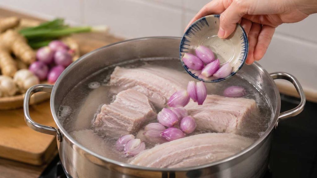 Thêm hành tím vào nồi luộc thịt heo để khử mùi tanh