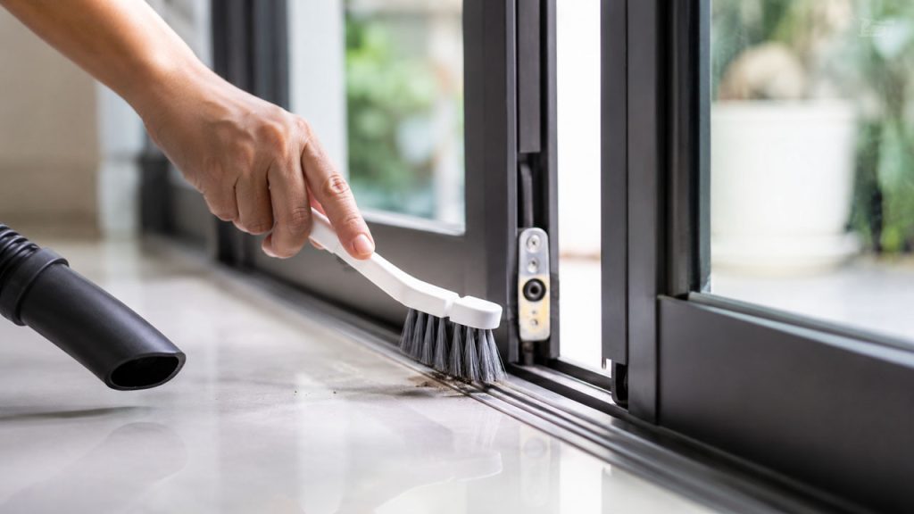 Vệ sinh ray trượt cửa lùa giúp cửa trượt êm ái hơn