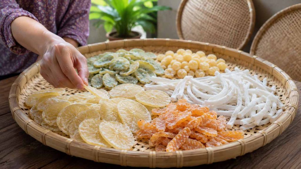 Mứt Tết được làm khô hoàn toàn trước khi bảo quản