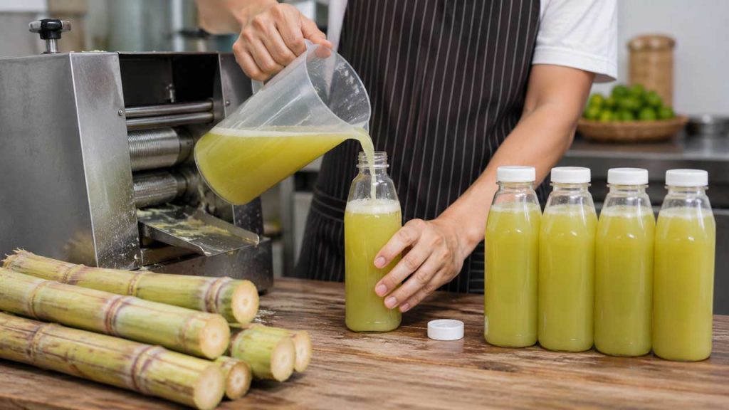 Rót nước mía mới ép vào chai có nắp kín để hạn chế không khí và vi khuẩn xâm nhập
