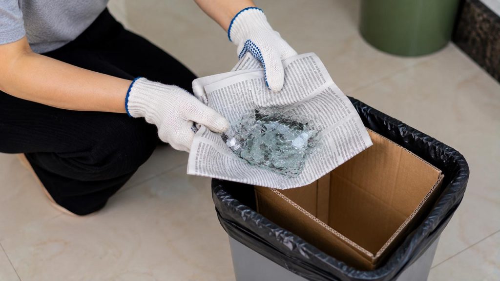 Bọc kính vỡ trước khi bỏ vào thùng rác