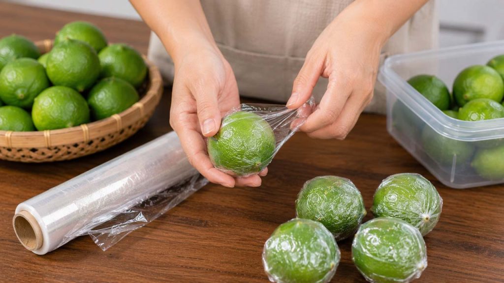 Bọc từng quả chanh bằng màng bọc thực phẩm