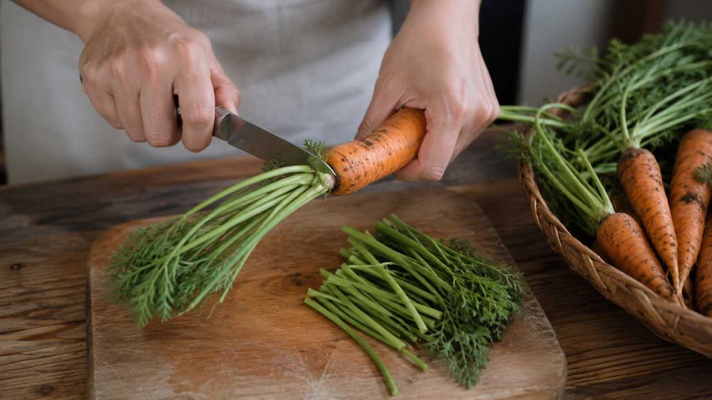 Cắt bỏ phần lá giúp cà rốt lâu héo hơn