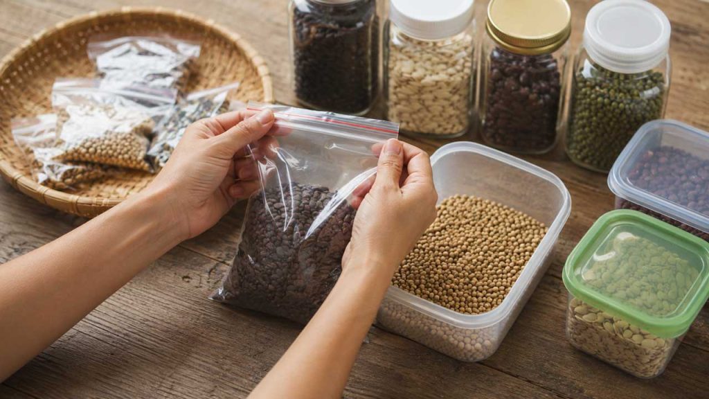 Cất hạt giống trong hộp hoặc túi kín