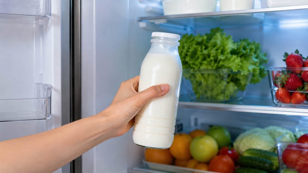 Cất sữa vào tủ lạnh ngay sau khi sử dụng