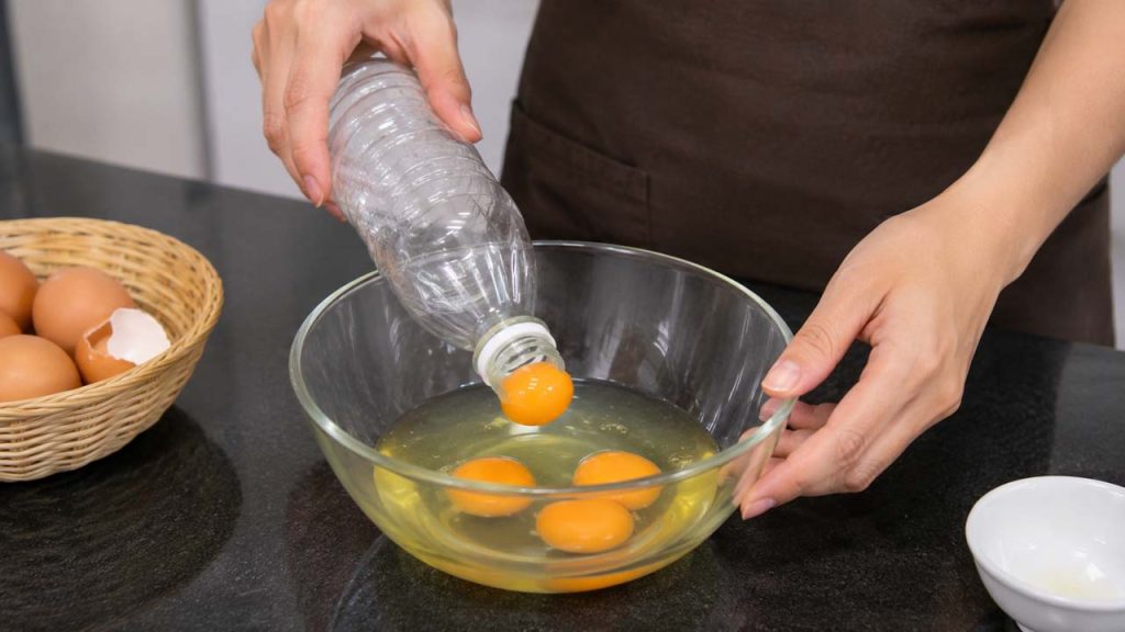Mẹo dùng chai nhựa để hút lòng đỏ trứng nhanh chóng