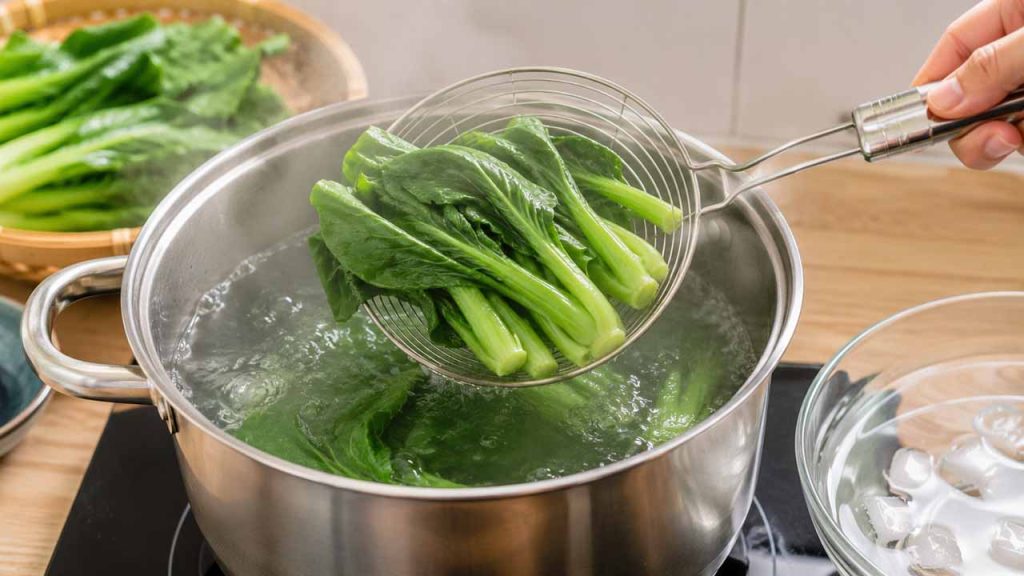 Chần rau nhanh trong nước sôi trước khi chế biến