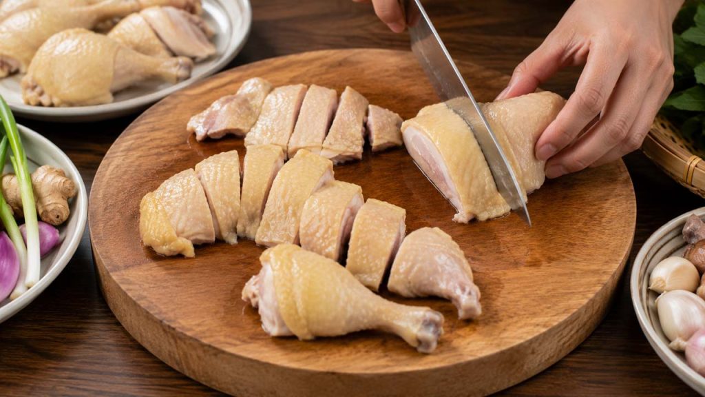 Chặt thịt gà thành miếng vừa ăn giúp nhanh mềm