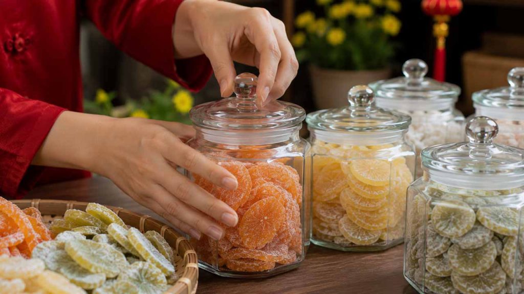 Đậy kín hũ mứt sau khi lấy sử dụng