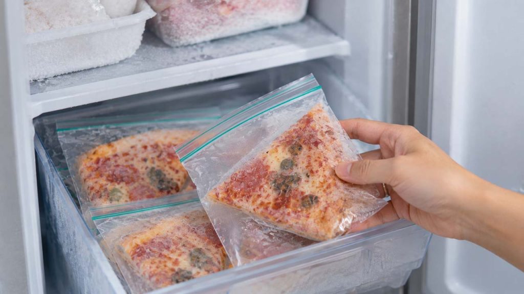 Pizza được bọc kín và bảo quản trong ngăn đông để sử dụng sau nhiều ngày.
