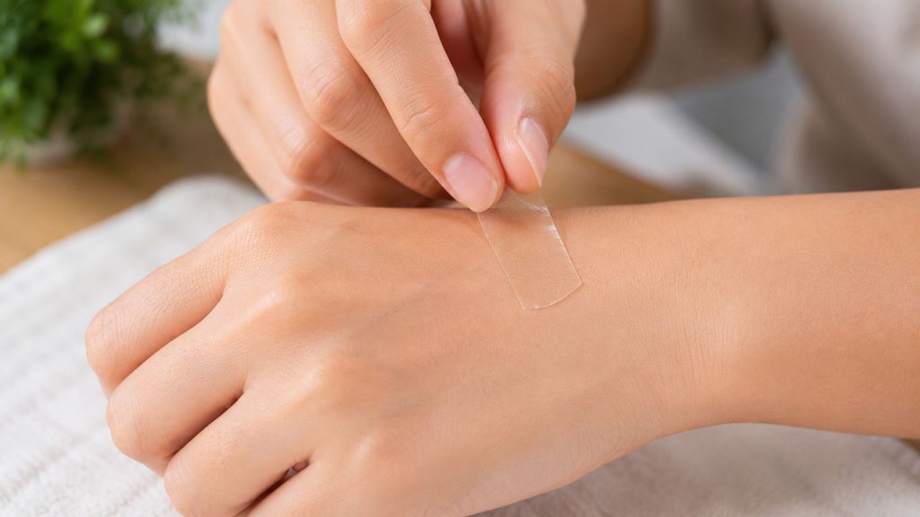 Dùng băng dính để lấy dằm rất nhỏ
