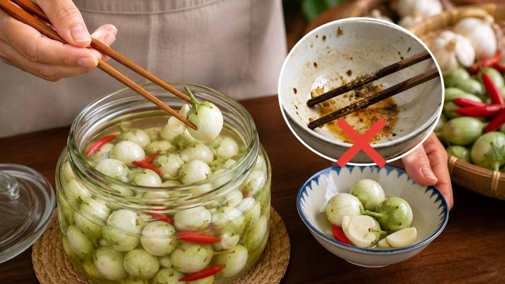 Sử dụng đũa sạch và khô để gắp cà pháo muối ra khỏi hũ