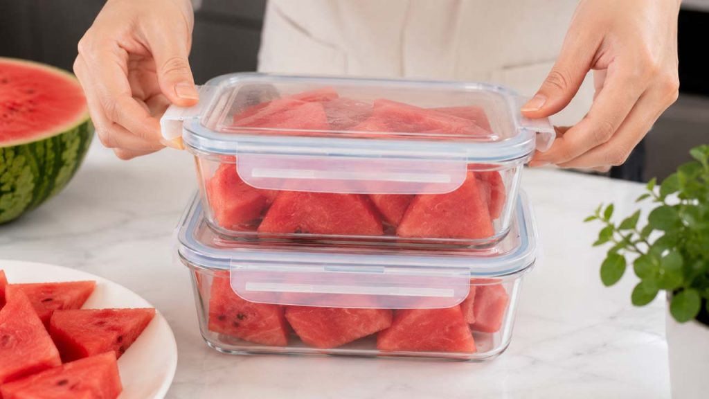 Hộp đựng thực phẩm kín khí chứa dưa hấu đã cắt