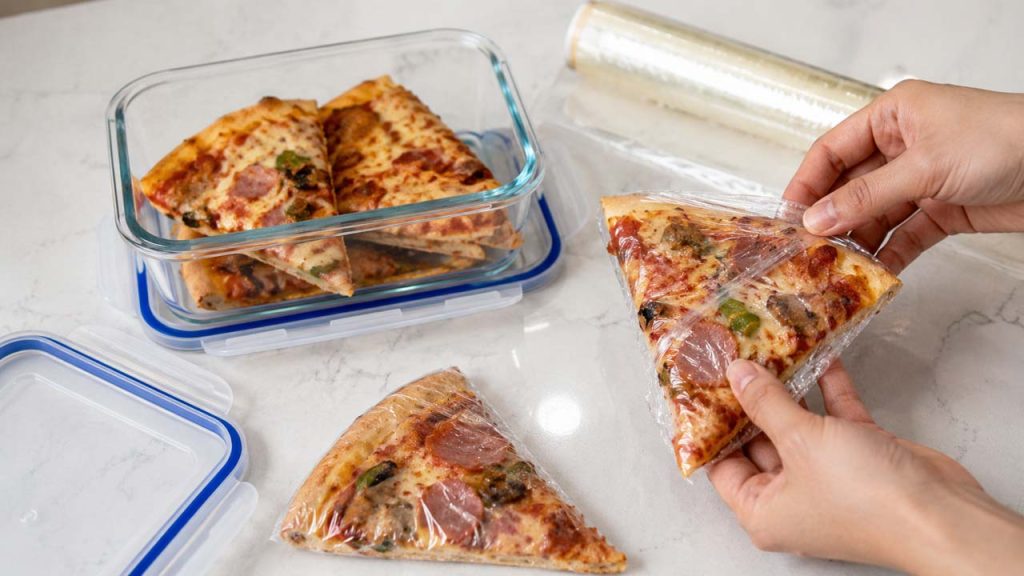 Pizza được bảo quản trong hộp kín giúp giữ độ tươi ngon và hạn chế bị khô.