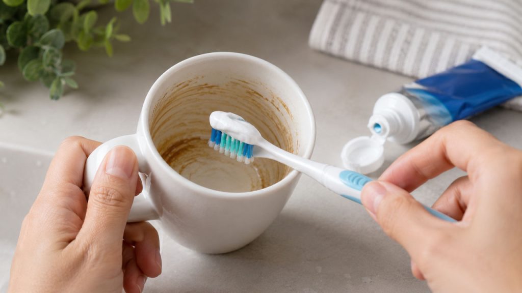 Dùng kem đánh răng làm sạch cốc sứ bị ố vàng
