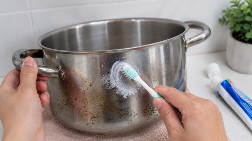 Dùng kem đánh răng làm sạch các vết ố trên nồi inox