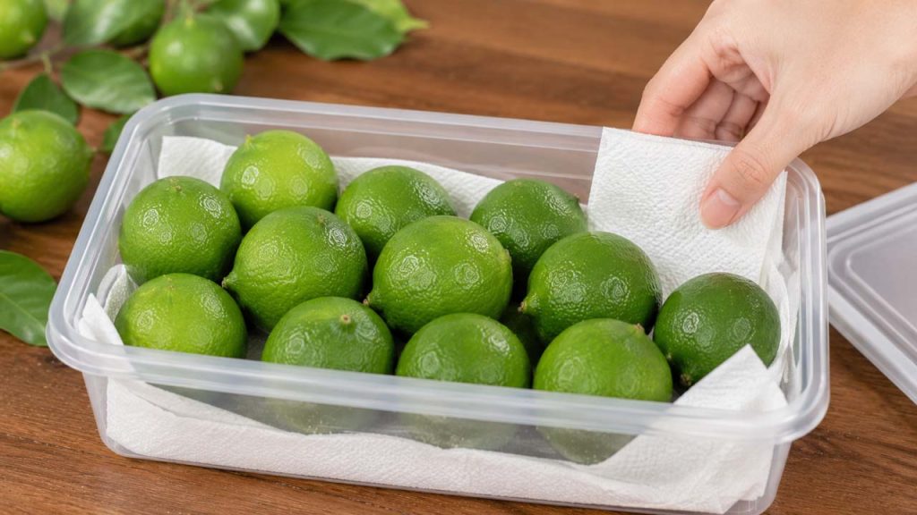 Dùng khăn giấy hút ẩm khi bảo quản chanh