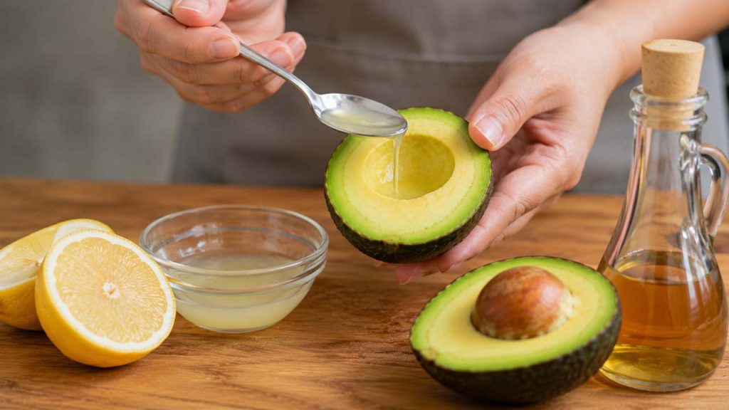 Dùng nước cốt chanh hoặc giấm táo để bảo quản bơ