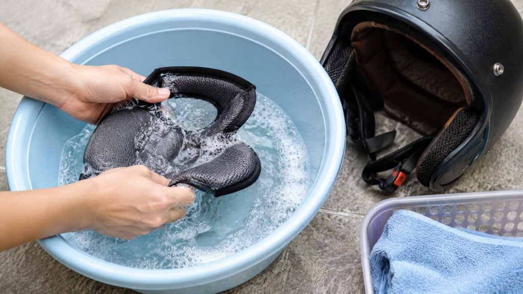 Giặt lớp lót nón bảo hiểm định kỳ để khử mùi