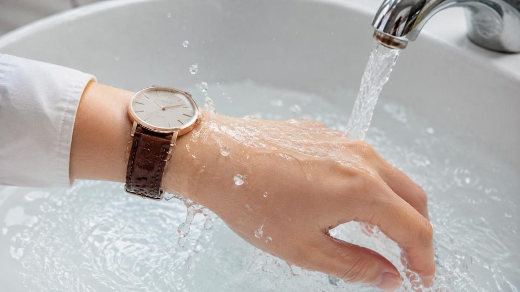 Hạn chế để dây da đồng hồ tiếp xúc với nước
