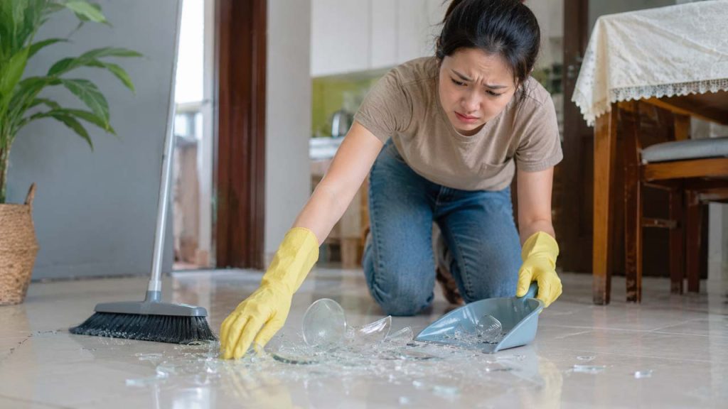Khoanh vùng khu vực có kính vỡ trước khi dọn
