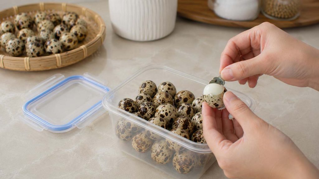 Không bóc vỏ trứng cút trước khi bảo quản
