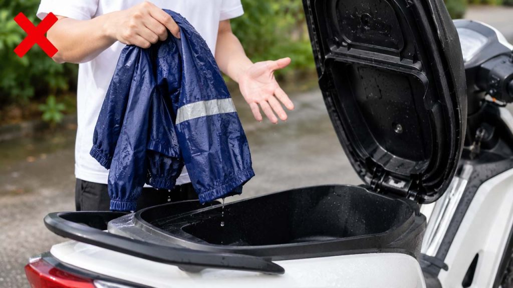 Không cất áo mưa khi còn ướt vào cốp xe máy
