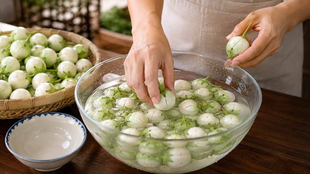 Cho cà pháo vào nước ngay sau khi cắt để tránh tiếp xúc lâu với không khí