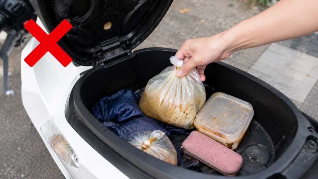 Không để đồ ăn trong cốp xe máy quá lâu