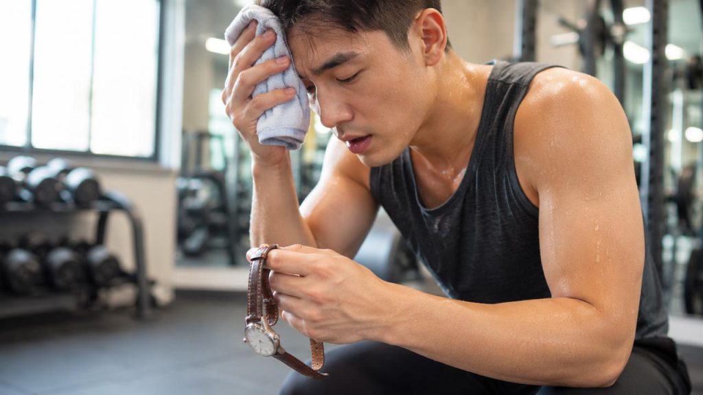 Không đeo đồng hồ khi vận động ra nhiều mồ hôi