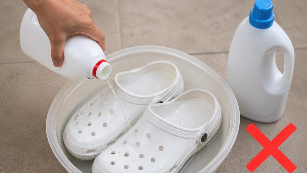 Không dùng thuốc tẩy quá mạnh khi vệ sinh dép trắng