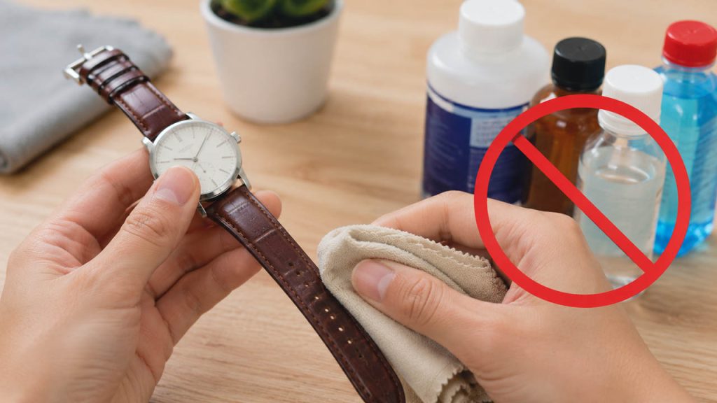 Không sử dụng hóa chất để vệ sinh dây da đồng hồ