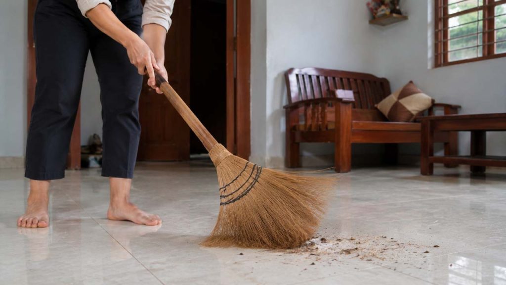 Không tỳ quá mạnh khi quét để chổi không bị xòe lông