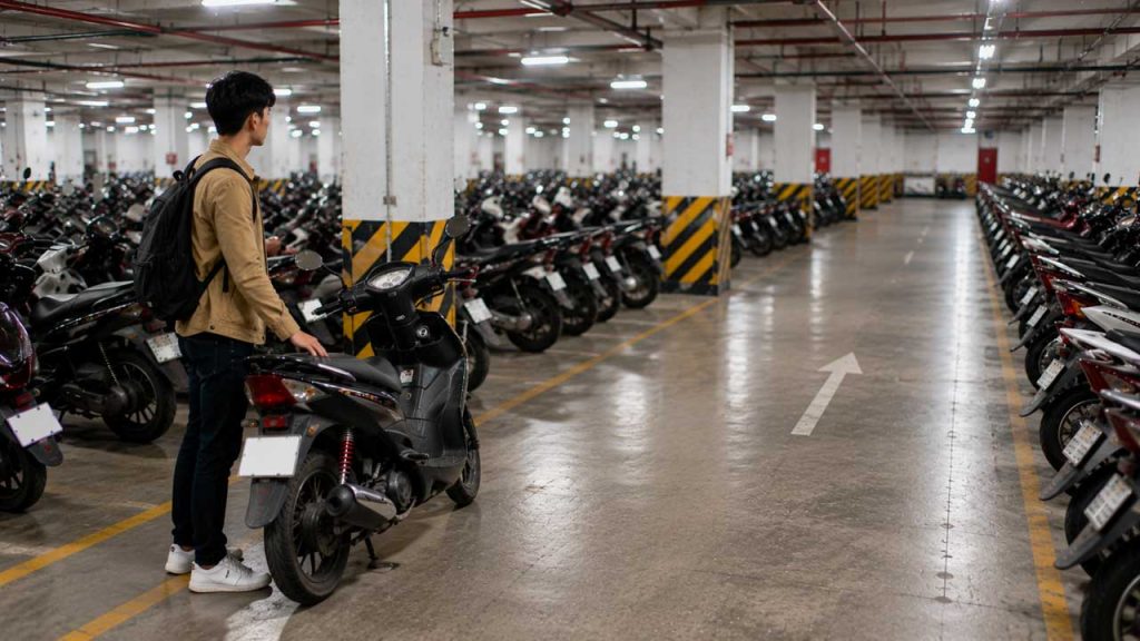 Quan sát vị trí xe trước khi rời đi