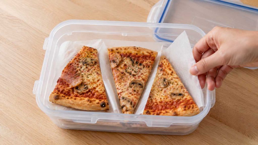 Các miếng pizza được xếp gọn với giấy nến ngăn cách để tránh dính vào nhau.