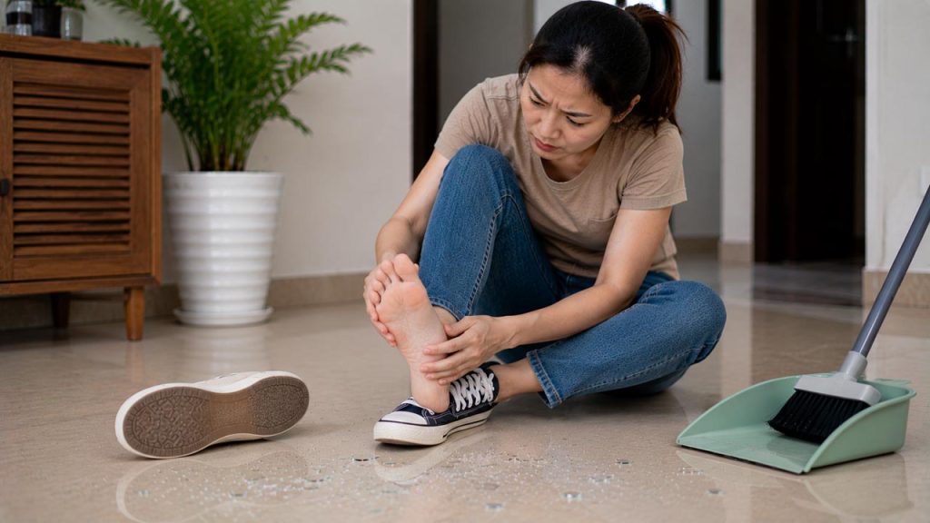 Kiểm tra giày dép và lòng bàn chân sau khi dọn kính vỡ