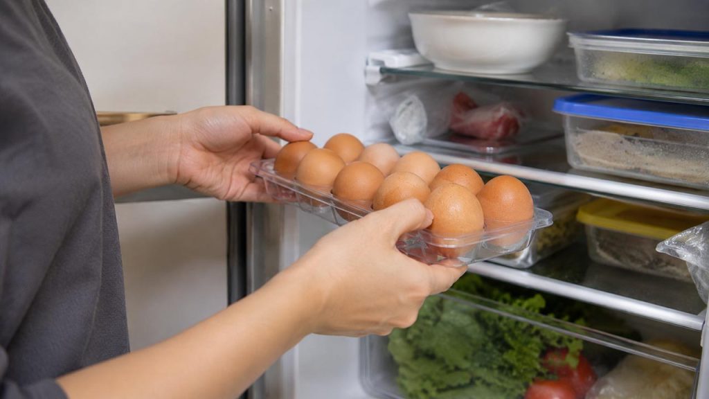 Để trứng trong ngăn mát trước khi tách lòng trắng