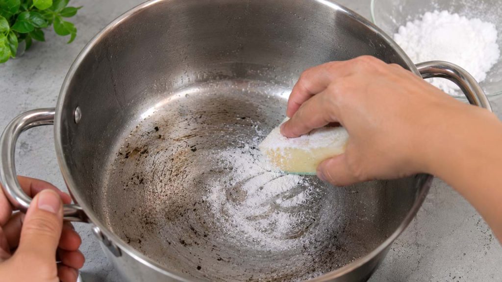 Làm sạch nồi inox bằng baking soda